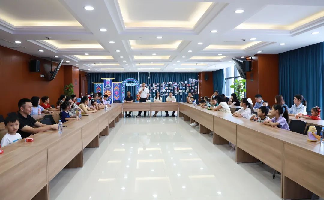 南寧礦業(yè)集團(tuán)舉辦“同心筑夢(mèng)·家風(fēng)潤礦·書香致遠(yuǎn)”主題活動(dòng)